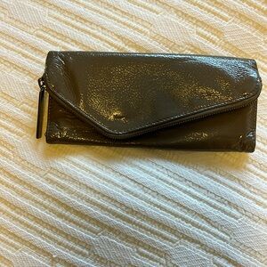 Hobo wallet in taupe patent leather full of great compartments and storage